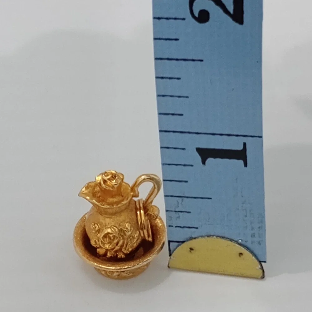 Vintage‎ Avon Gold Tone Rose Pitcher in Basin Charm Miniature Jug Pendant Signed